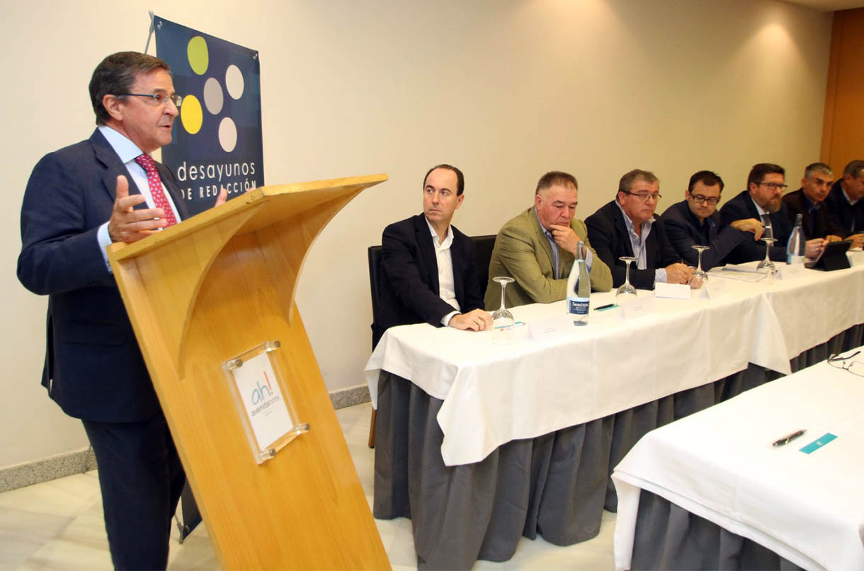 Francisco Rapún, director general de Cajasur, en su ponencian en el desayuno de redacción de Diario de Almería